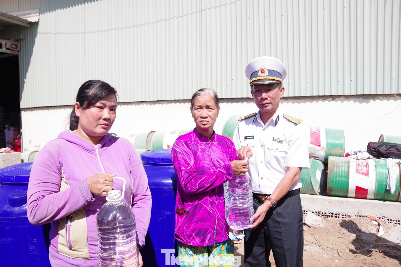 Chiến sĩ Hải quân mang dòng nước nghĩa tình đến đồng bào vùng hạn mặn ảnh 3