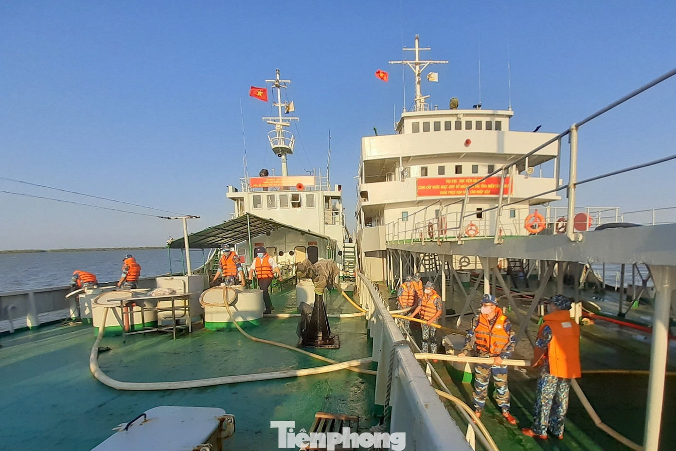 Chiến sĩ Hải quân mang dòng nước nghĩa tình đến đồng bào vùng hạn mặn ảnh 1