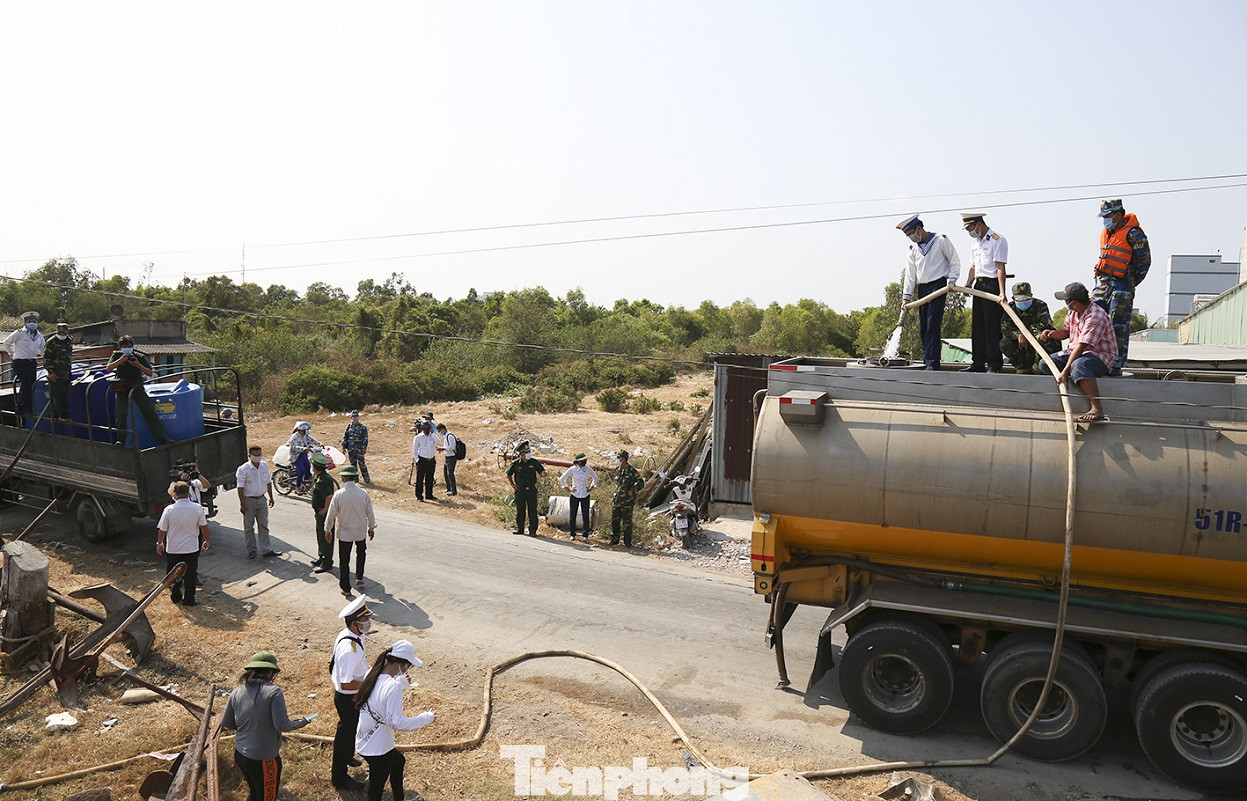 Chiến sĩ Hải quân mang dòng nước nghĩa tình đến đồng bào vùng hạn mặn ảnh 8
