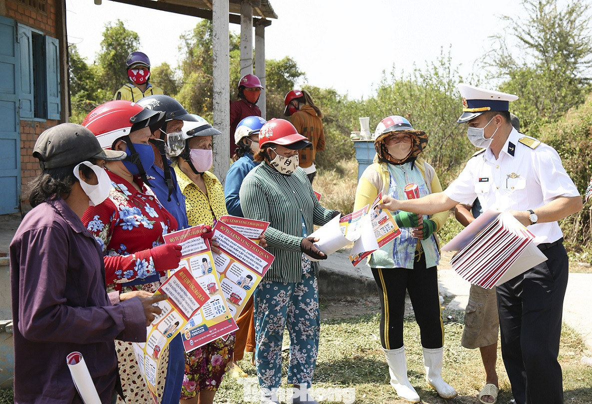 Chiến sĩ Hải quân mang dòng nước nghĩa tình đến đồng bào vùng hạn mặn ảnh 9
