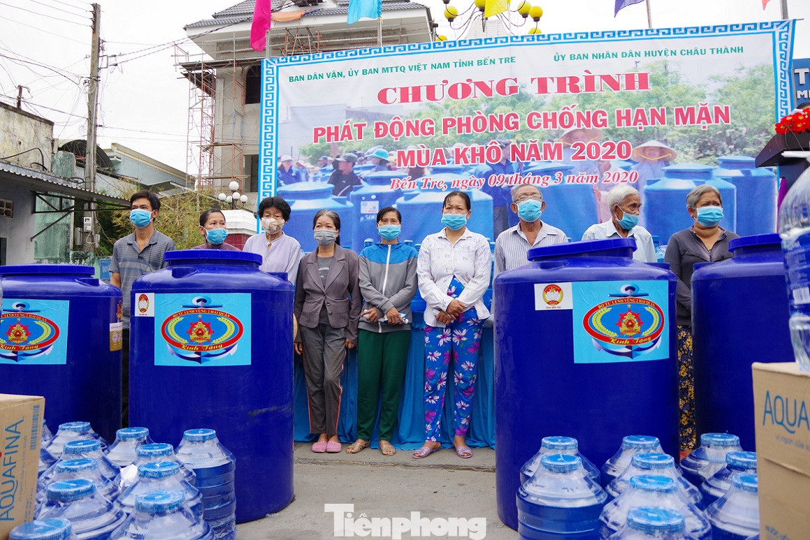 Chiến sĩ Hải quân mang dòng nước nghĩa tình đến đồng bào vùng hạn mặn ảnh 6