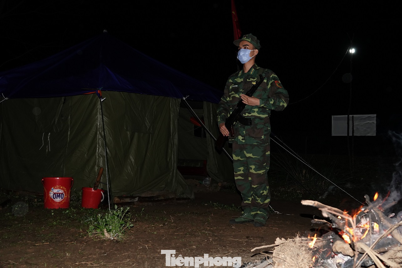 259 học viên Biên phòng lên biên giới dầm mưa chống đại dịch ảnh 8