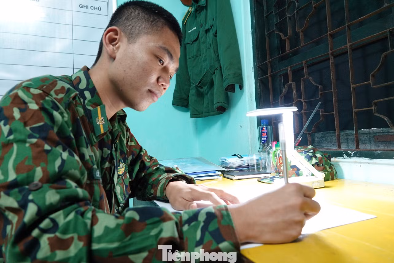 259 học viên Biên phòng lên biên giới dầm mưa chống đại dịch ảnh 13