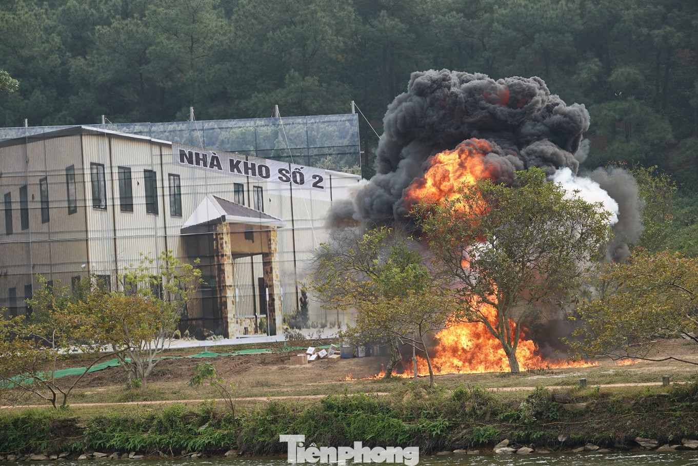 Quân đội diễn tập phòng thủ dân sự liên tỉnh ứng phó sự cố môi trường ảnh 2