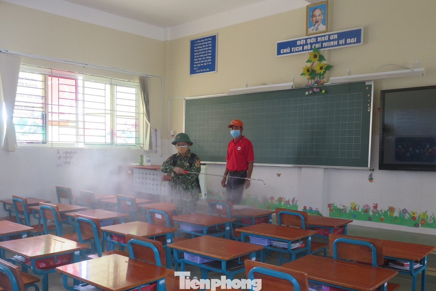 Chiến sĩ biên phòng đồng hành cùng học sinh sau giãn cách xã hội ảnh 1