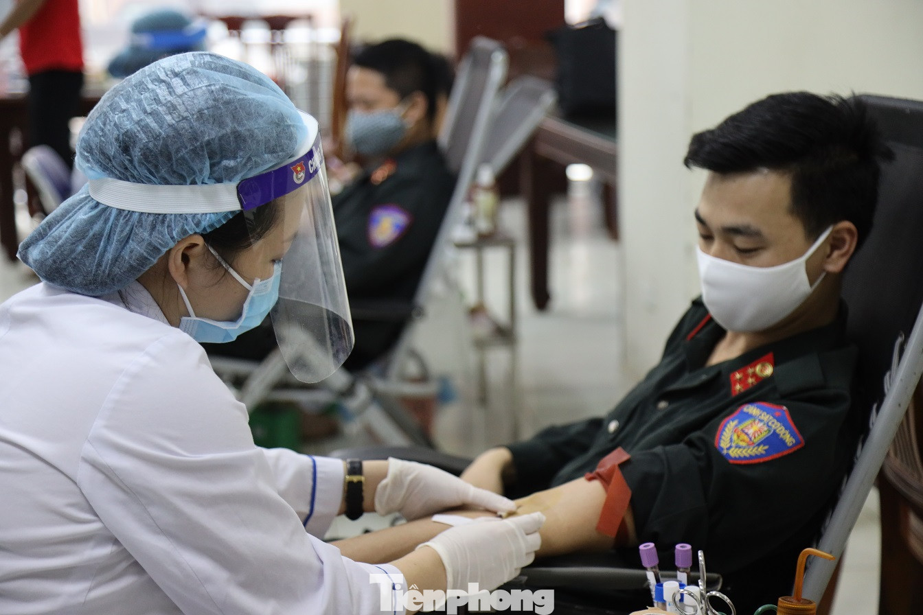 Tư lệnh và đoàn viên Cảnh sát cơ động hiến máu tình nguyện ảnh 6