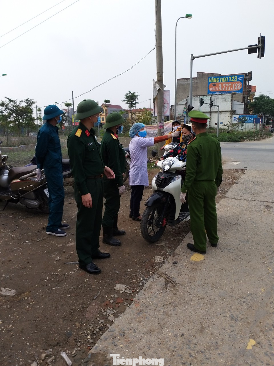 Bộ Tư lệnh Thủ đô tiêu độc ổ dịch Hạ Lôi trong đêm ảnh 6