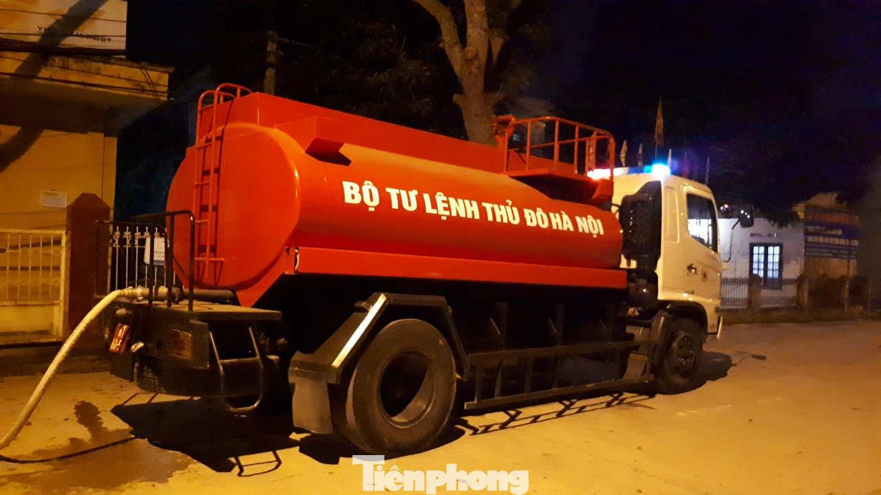 Bộ Tư lệnh Thủ đô tiêu độc ổ dịch Hạ Lôi trong đêm ảnh 2