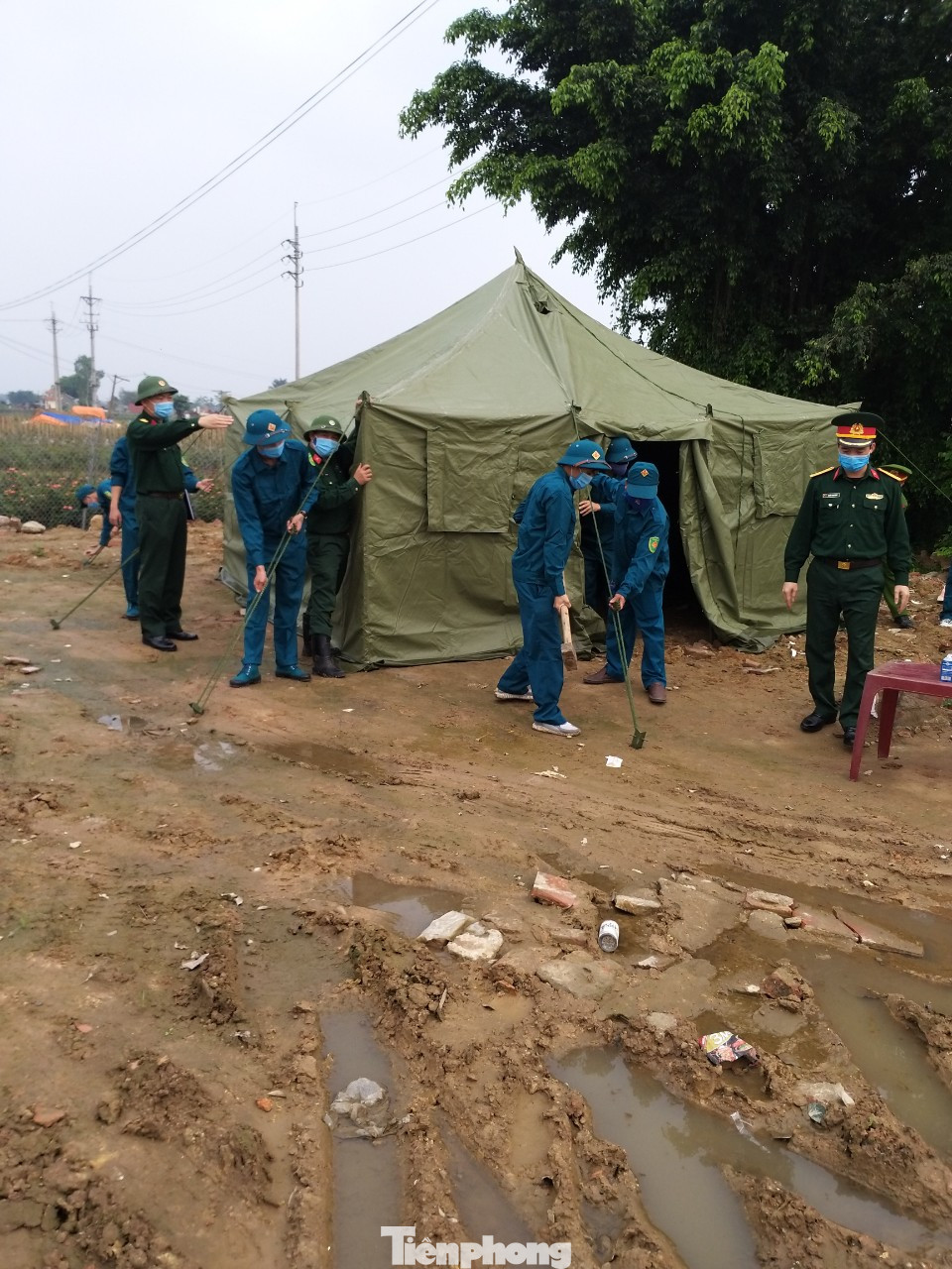 Bộ Tư lệnh Thủ đô tiêu độc ổ dịch Hạ Lôi trong đêm ảnh 7