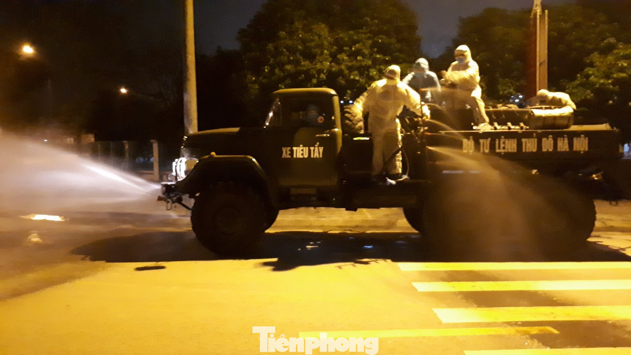 Bộ Tư lệnh Thủ đô tiêu độc ổ dịch Hạ Lôi trong đêm ảnh 1