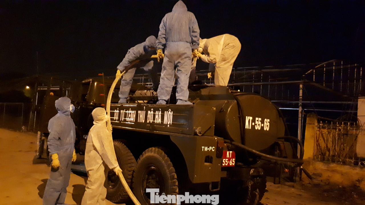 Bộ Tư lệnh Thủ đô tiêu độc ổ dịch Hạ Lôi trong đêm ảnh 3