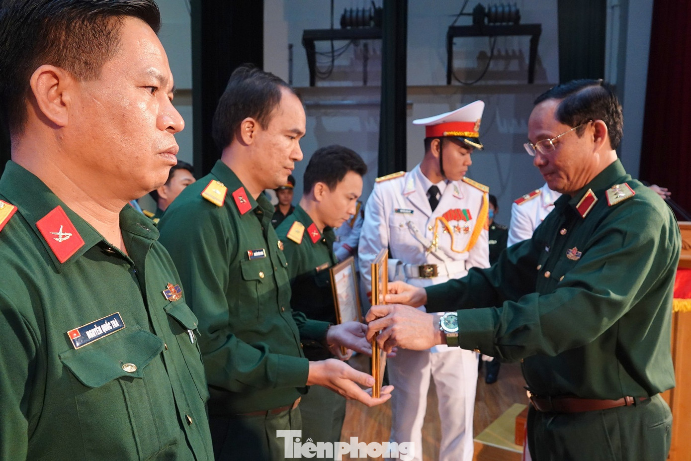 Cấm hạ sĩ quan - binh sĩ sử dụng xe máy tham gia giao thông ảnh 1