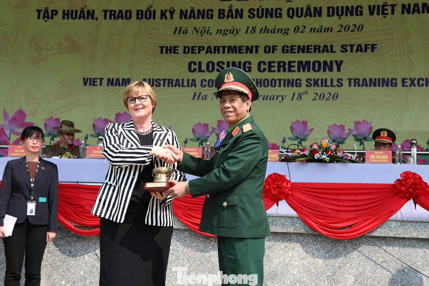 Binh sĩ Việt Nam và Úc trao đổi kỹ năng bắn súng quân dụng ảnh 2