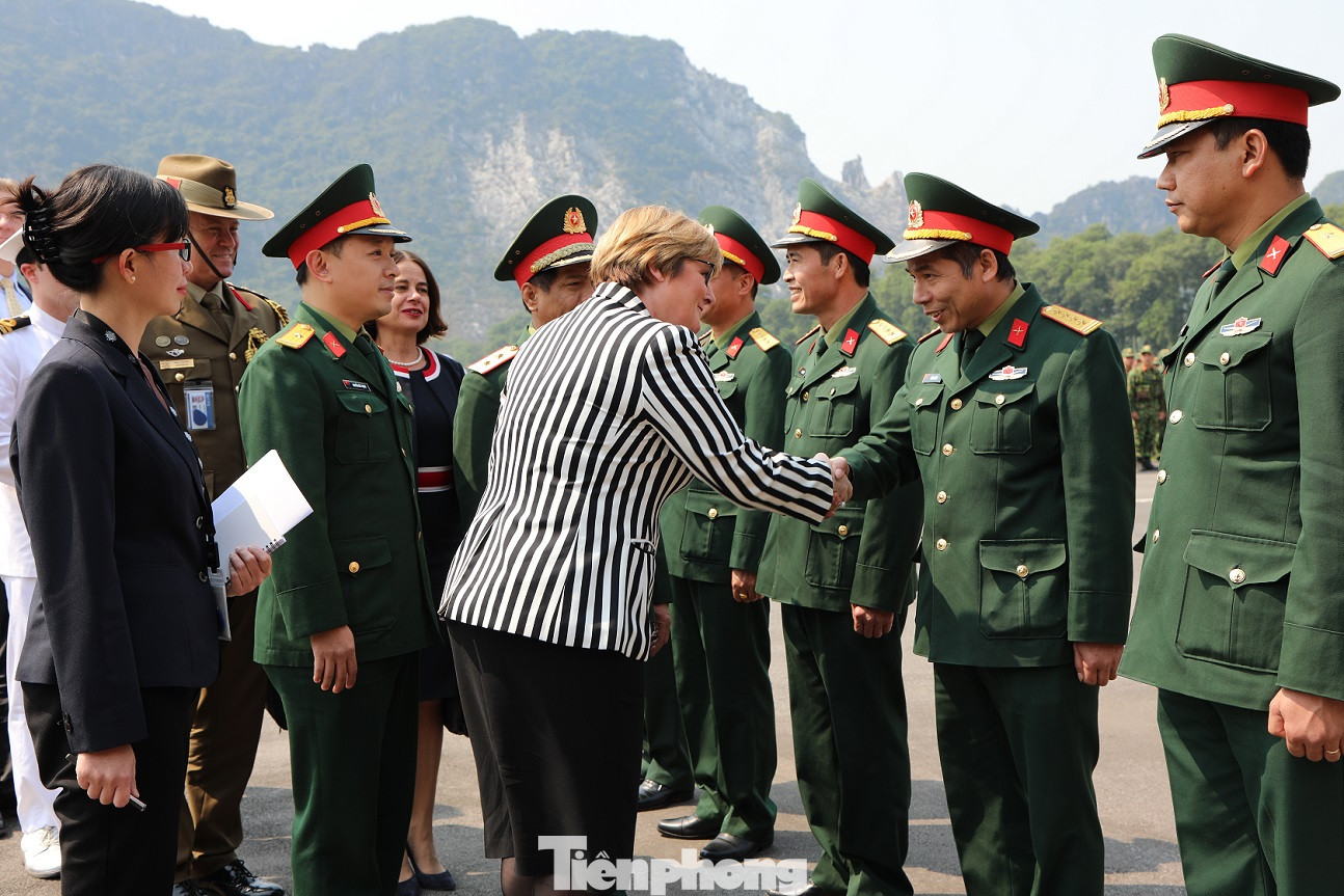 Binh sĩ Việt Nam và Úc trao đổi kỹ năng bắn súng quân dụng ảnh 4