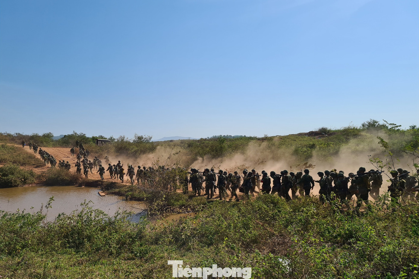 Bộ binh chủ lực thực hành chiến đấu ở địa hình trung du ảnh 12