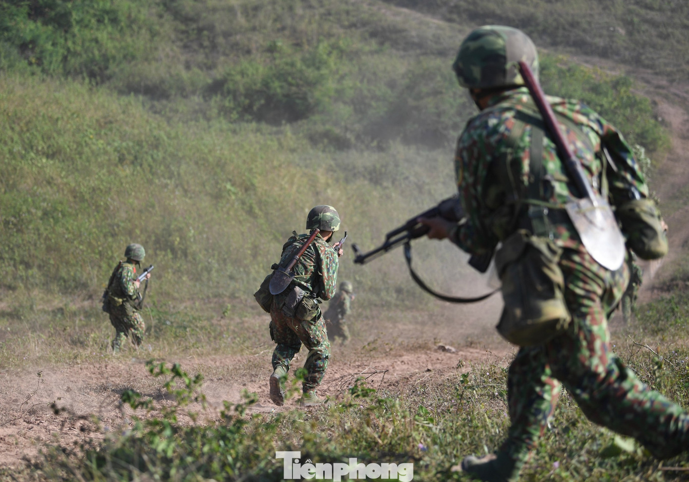 Bộ binh chủ lực thực hành chiến đấu ở địa hình trung du ảnh 5