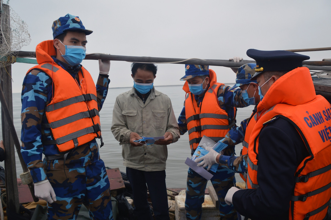 Theo tàu Cảnh sát biển đi chống nCoV ảnh 2