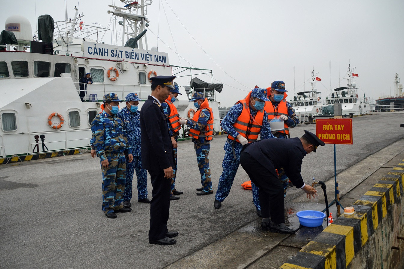 Theo tàu Cảnh sát biển đi chống nCoV ảnh 1