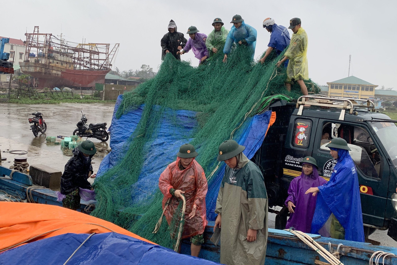 Bão 13 dữ dội nhất từ đêm nay đến sáng mai, nguy cơ ngập lụt lớn ảnh 22