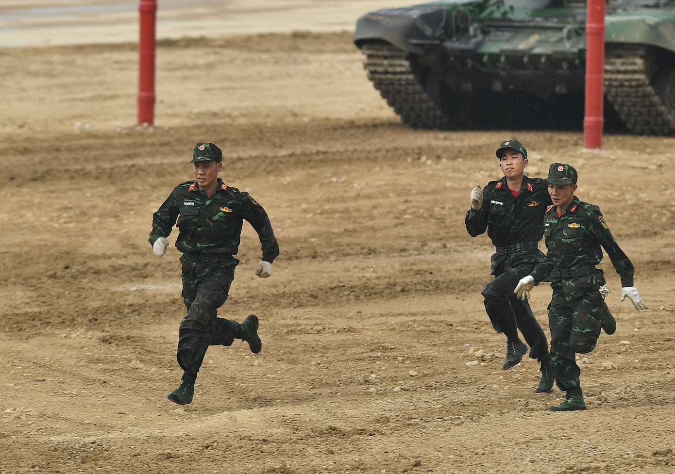 Vỡ òa khoảnh khắc Việt Nam về nhất cuộc thi Tank biathlon ảnh 4