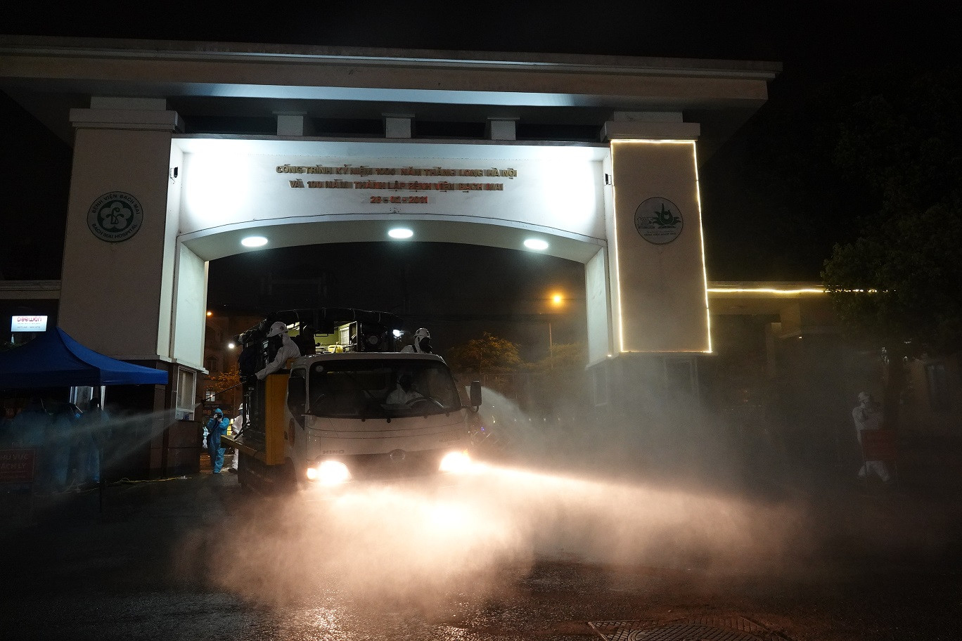 Theo đoàn xe Binh chủng Hóa học khử khuẩn, tiêu độc ổ dịch COVID-19 ở Bệnh viện Bạch Mai ảnh 4