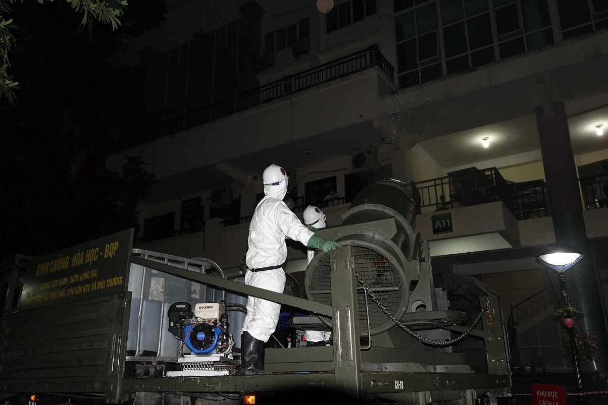 Theo đoàn xe Binh chủng Hóa học khử khuẩn, tiêu độc ổ dịch COVID-19 ở Bệnh viện Bạch Mai ảnh 14