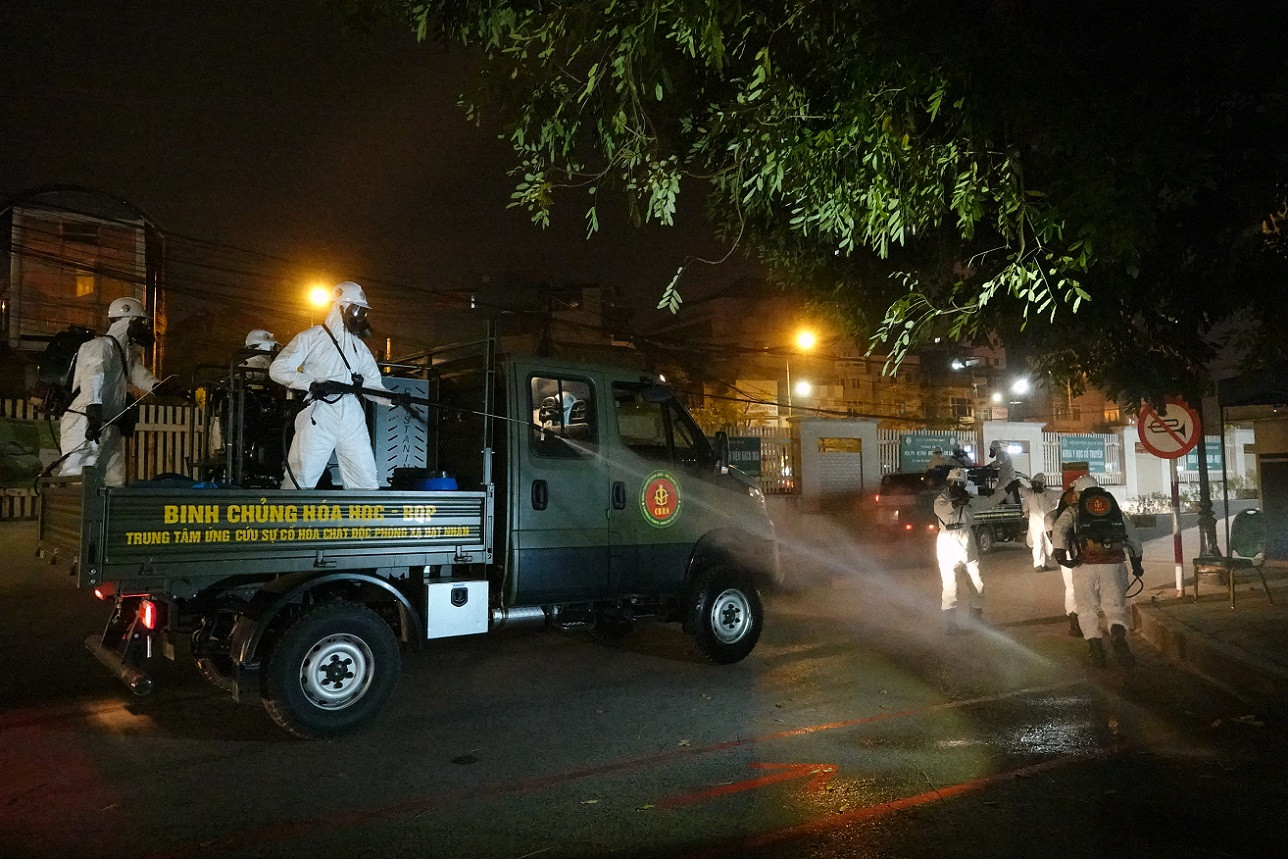 Theo đoàn xe Binh chủng Hóa học khử khuẩn, tiêu độc ổ dịch COVID-19 ở Bệnh viện Bạch Mai ảnh 5