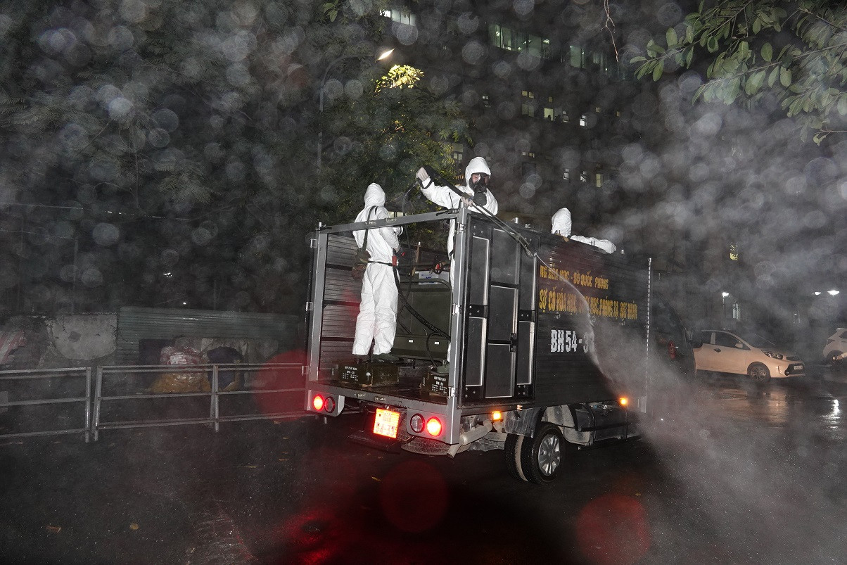 Theo đoàn xe Binh chủng Hóa học khử khuẩn, tiêu độc ổ dịch COVID-19 ở Bệnh viện Bạch Mai ảnh 12