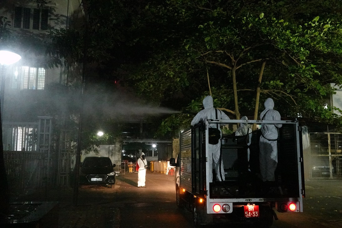 Theo đoàn xe Binh chủng Hóa học khử khuẩn, tiêu độc ổ dịch COVID-19 ở Bệnh viện Bạch Mai ảnh 13