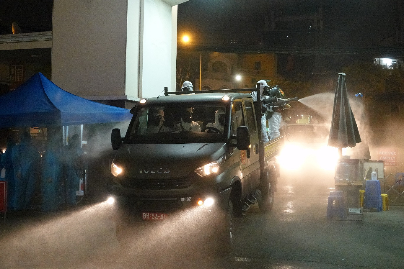 Theo đoàn xe Binh chủng Hóa học khử khuẩn, tiêu độc ổ dịch COVID-19 ở Bệnh viện Bạch Mai ảnh 3