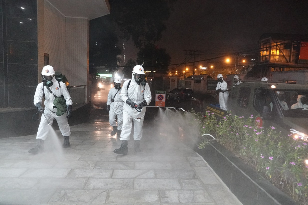 Theo đoàn xe Binh chủng Hóa học khử khuẩn, tiêu độc ổ dịch COVID-19 ở Bệnh viện Bạch Mai ảnh 7