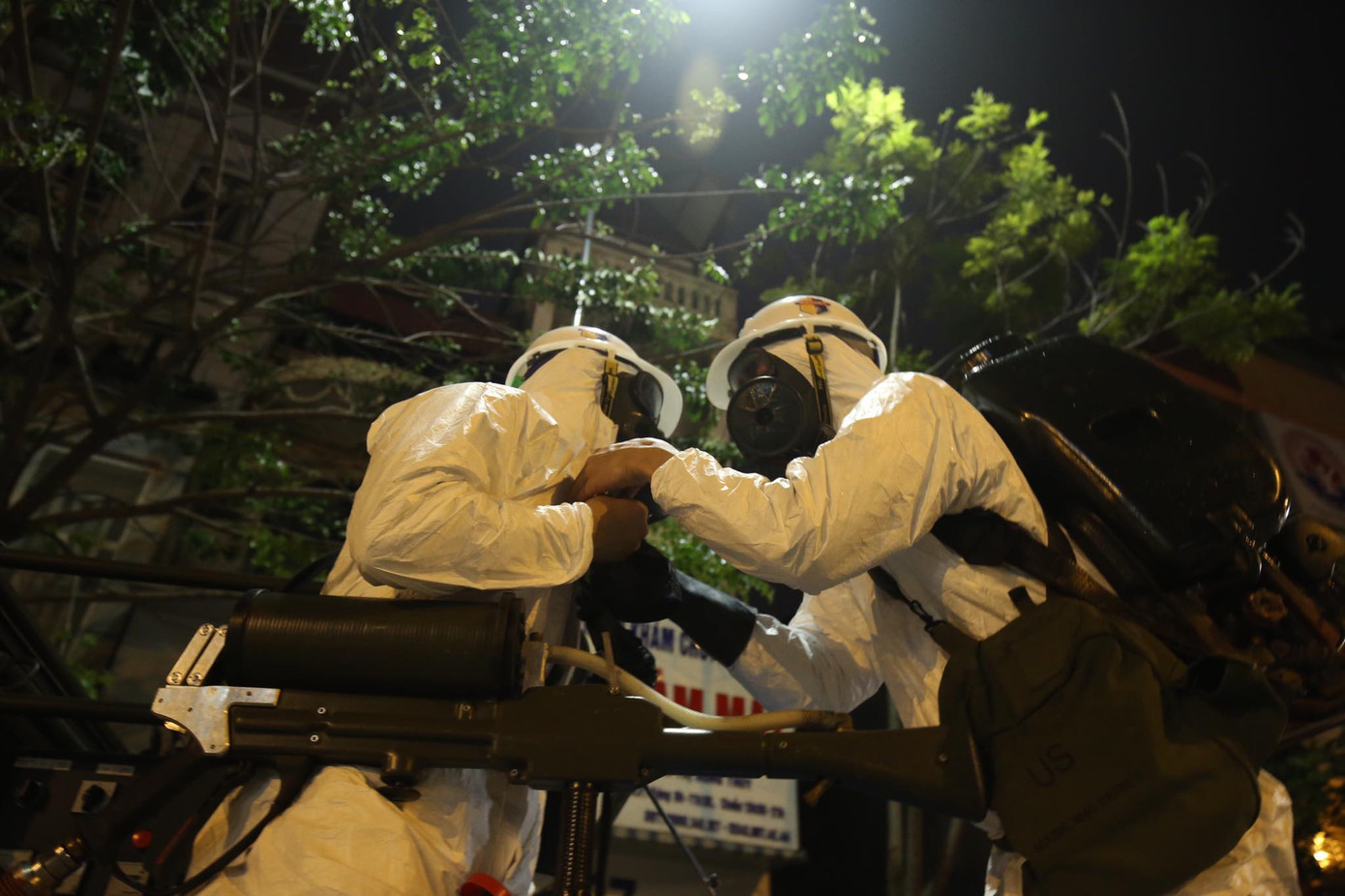 Bộ đội Hóa học đã khử độc như thế nào ở ổ dịch Bạch Mai? ảnh 1 Bộ đội Hóa học đã khử độc như thế nào ở ổ dịch Bạch Mai? ảnh 1