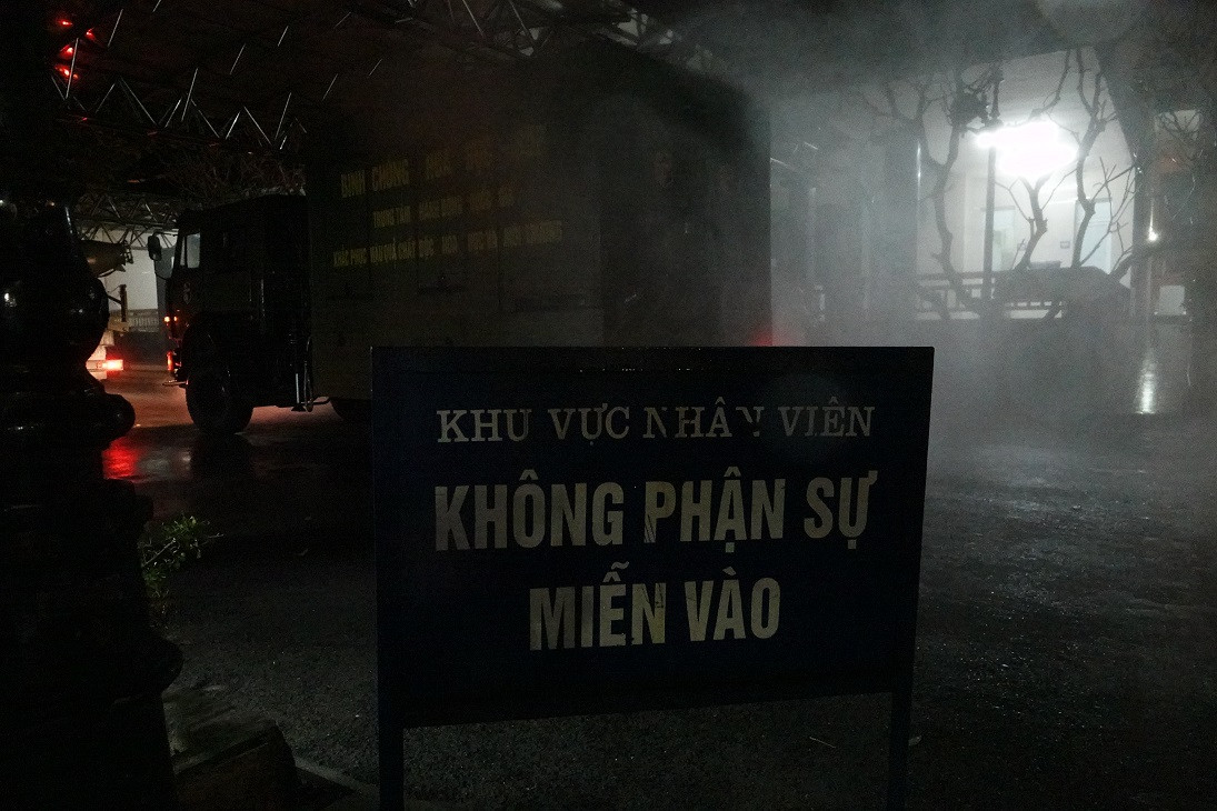 Theo đoàn xe Binh chủng Hóa học khử khuẩn, tiêu độc ổ dịch COVID-19 ở Bệnh viện Bạch Mai ảnh 10
