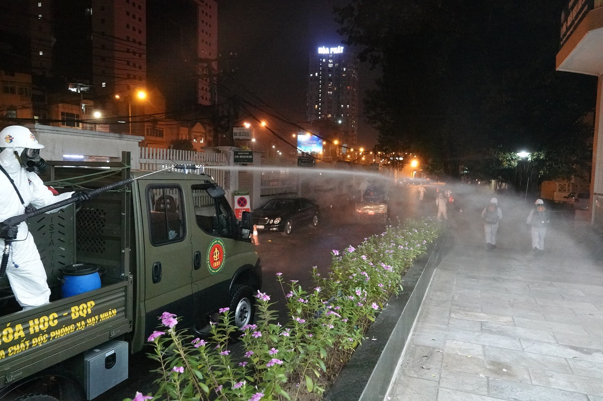 Theo đoàn xe Binh chủng Hóa học khử khuẩn, tiêu độc ổ dịch COVID-19 ở Bệnh viện Bạch Mai ảnh 6