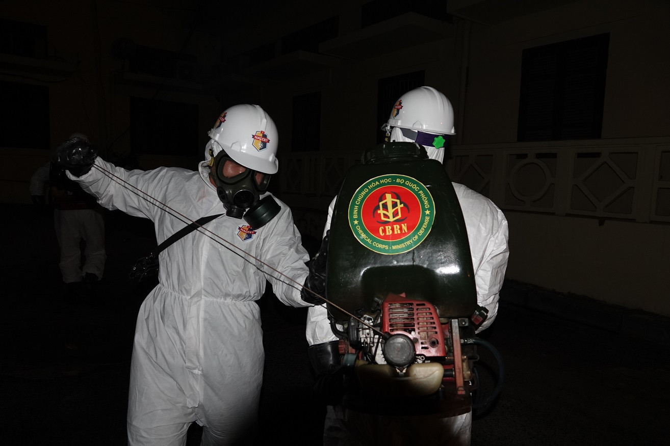 Theo đoàn xe Binh chủng Hóa học khử khuẩn, tiêu độc ổ dịch COVID-19 ở Bệnh viện Bạch Mai ảnh 8
