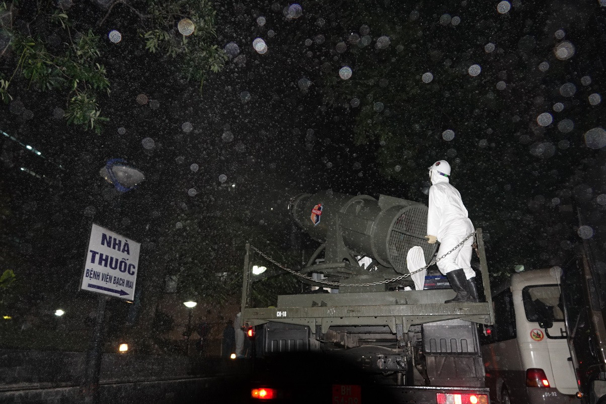 Theo đoàn xe Binh chủng Hóa học khử khuẩn, tiêu độc ổ dịch COVID-19 ở Bệnh viện Bạch Mai ảnh 15