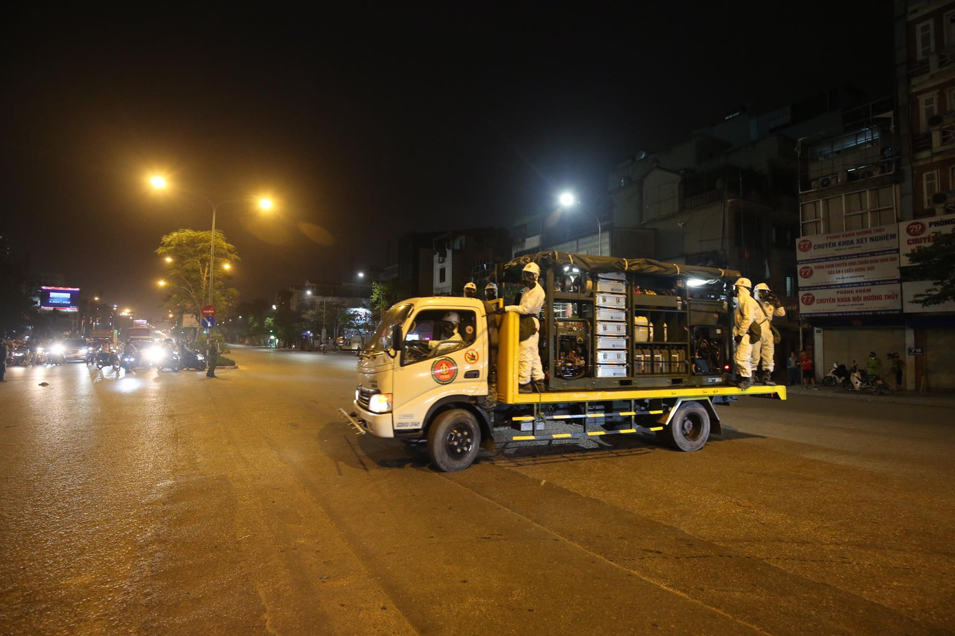 Theo đoàn xe Binh chủng Hóa học khử khuẩn, tiêu độc ổ dịch COVID-19 ở Bệnh viện Bạch Mai ảnh 2