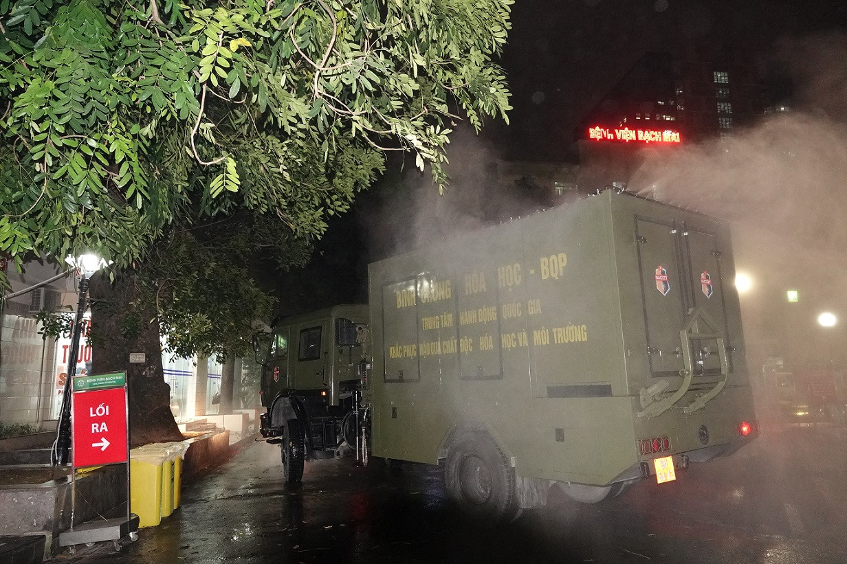 Theo đoàn xe Binh chủng Hóa học khử khuẩn, tiêu độc ổ dịch COVID-19 ở Bệnh viện Bạch Mai ảnh 9