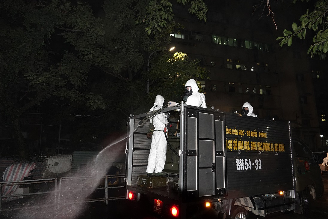 Theo đoàn xe Binh chủng Hóa học khử khuẩn, tiêu độc ổ dịch COVID-19 ở Bệnh viện Bạch Mai ảnh 11