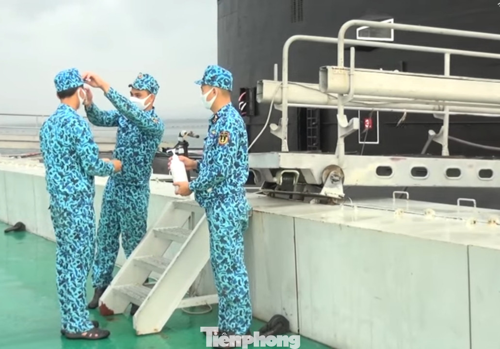 Thủy thủ tàu ngầm 189 trình diễn ‘Việt Nam ơi! Đánh bay COVID’ ảnh 1