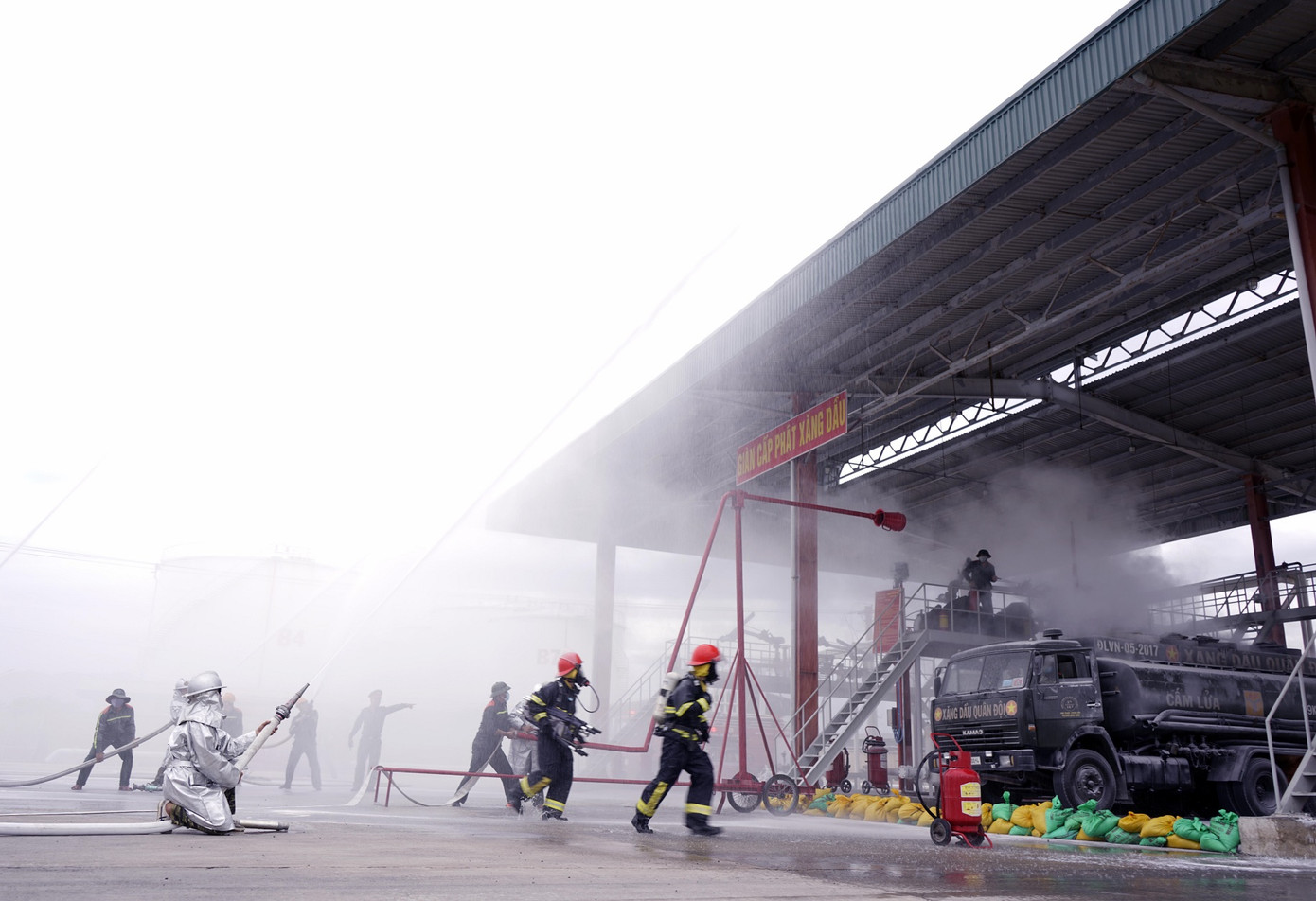 Quân đội và thành phố Cam Ranh diễn tập chữa cháy tại Kho Ba Ngòi ảnh 6
