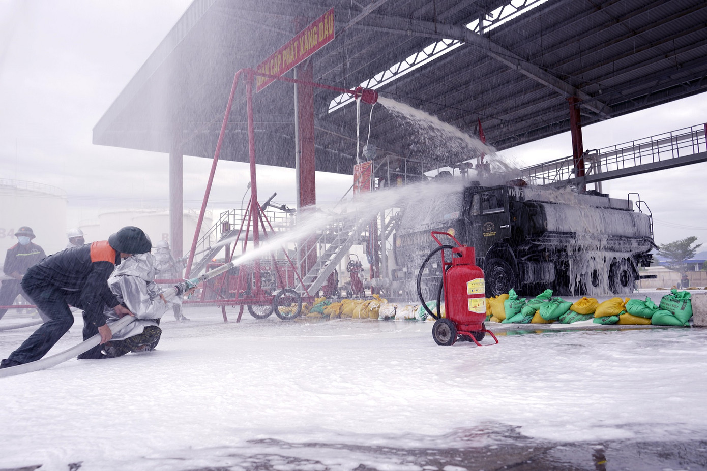 Quân đội và thành phố Cam Ranh diễn tập chữa cháy tại Kho Ba Ngòi ảnh 2