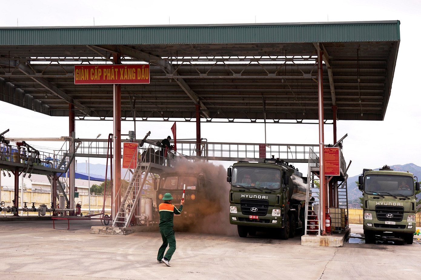 Quân đội và thành phố Cam Ranh diễn tập chữa cháy tại Kho Ba Ngòi ảnh 1