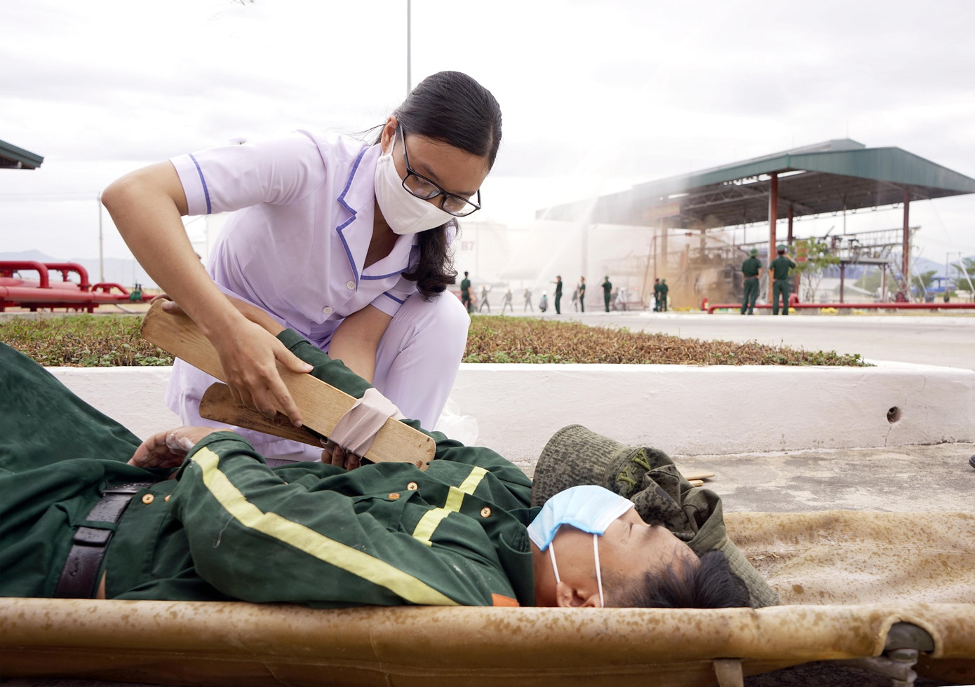 Quân đội và thành phố Cam Ranh diễn tập chữa cháy tại Kho Ba Ngòi ảnh 3