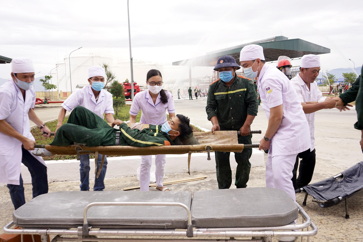 Quân đội và thành phố Cam Ranh diễn tập chữa cháy tại Kho Ba Ngòi ảnh 4