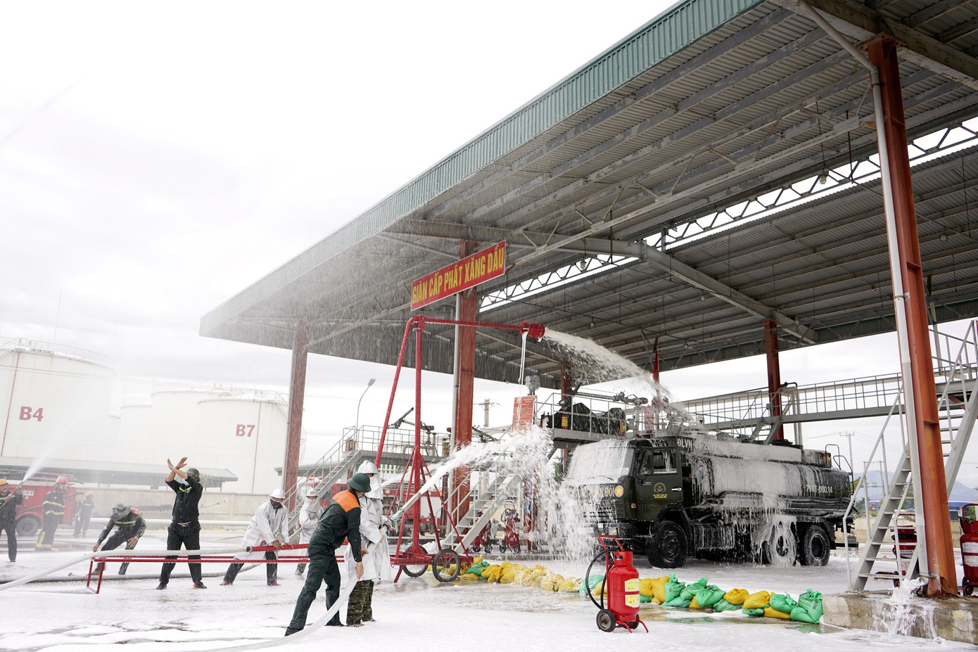 Quân đội và thành phố Cam Ranh diễn tập chữa cháy tại Kho Ba Ngòi ảnh 7