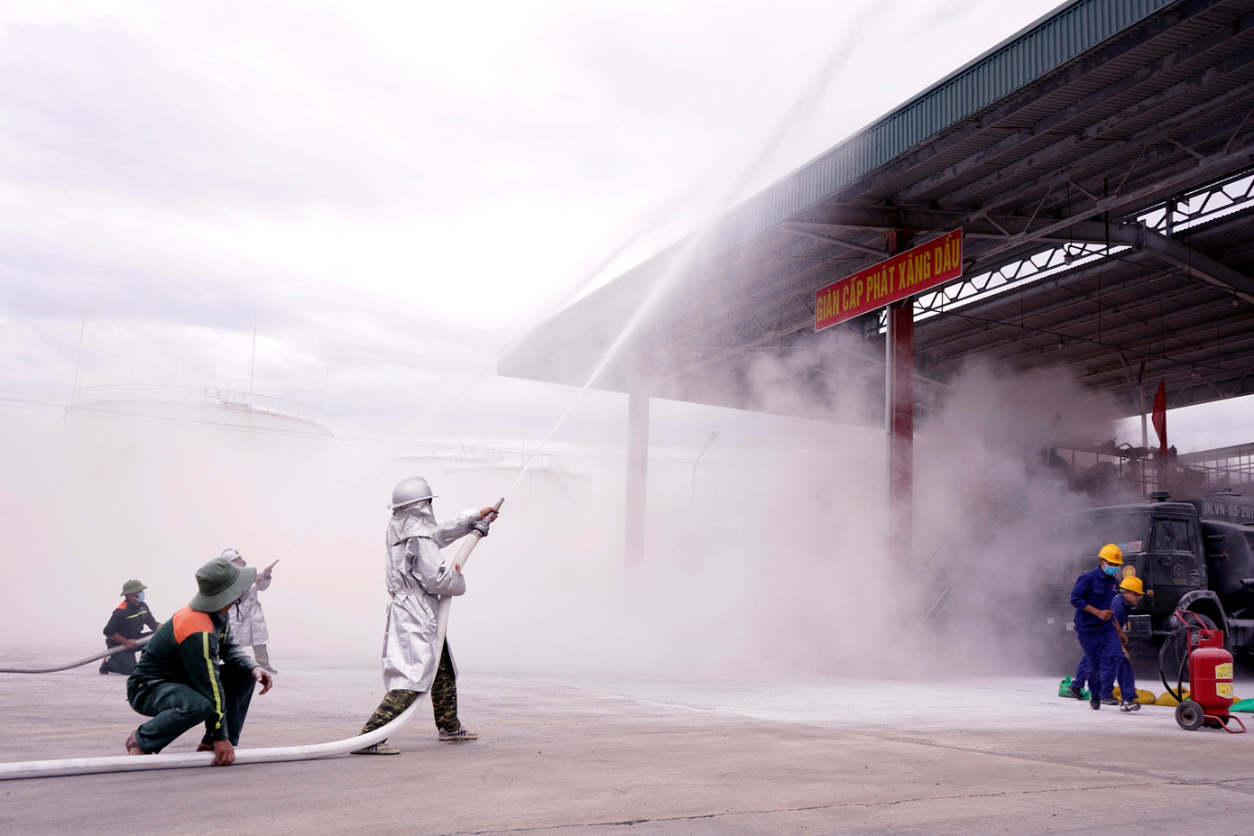 Quân đội và thành phố Cam Ranh diễn tập chữa cháy tại Kho Ba Ngòi ảnh 5