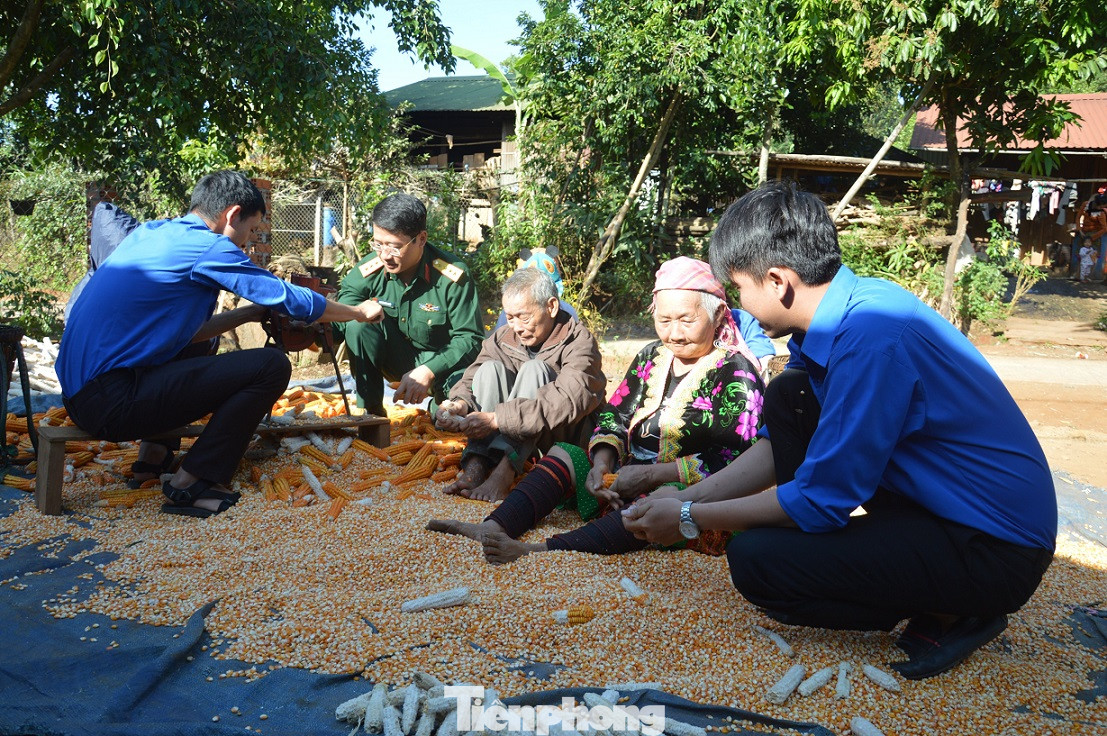 Đại úy 8X đưa điện về bản, mở lớp học lúc 0 giờ ảnh 2