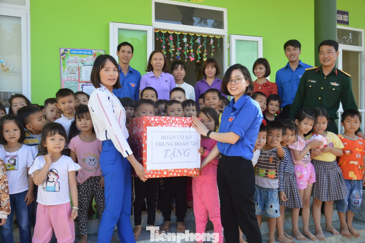 Đại úy 8X đưa điện về bản, mở lớp học lúc 0 giờ ảnh 3