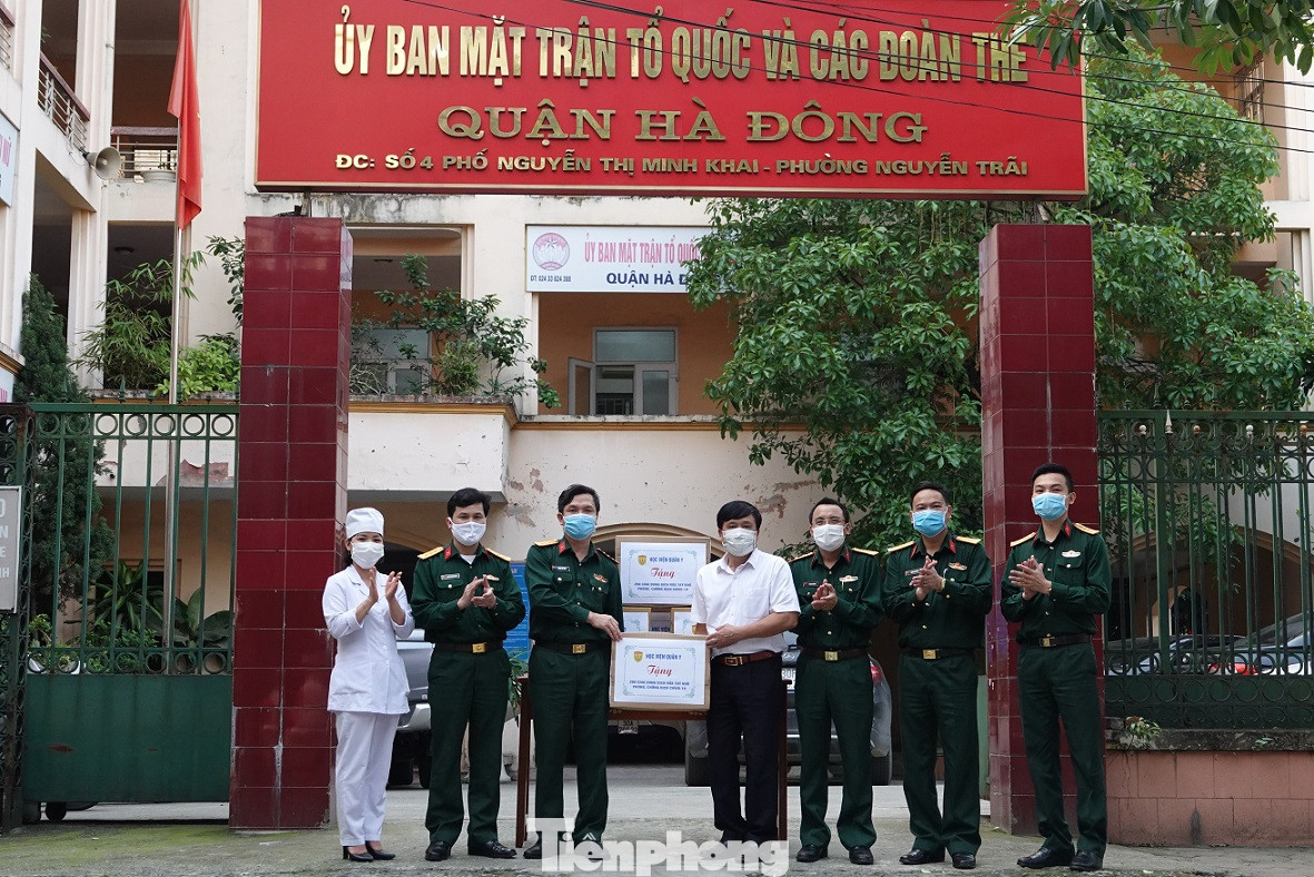 Tặng mặt nạ ngăn dịch COVID-19 cho chiến sĩ pháo binh ảnh 3